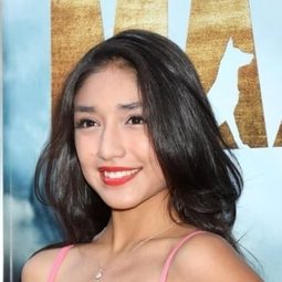 Mia Xitlali 飾演 Alejandra