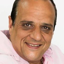 Ben Stylianou 飾演 Greek Van Driver