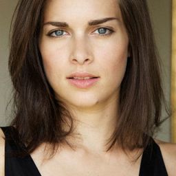 Sophie Mousel 飾演 Vanessa