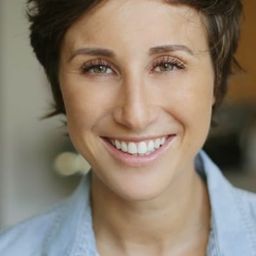 Noémie Caillault - 愛情不輪轉演員 飾演Policewoman at Orly