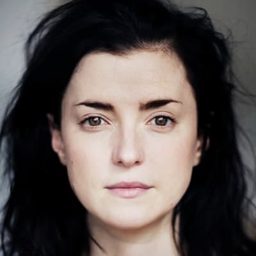 Laura Rees 飾演 Arabella