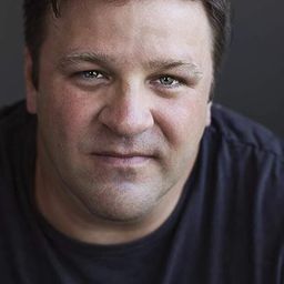 Matthew Downs - 偷呃拐騙一家人演員 飾演Man At Gas Station