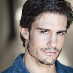 Edward Finlay 飾演 Miles Webster