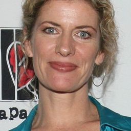 Lisa Owen 飾演 Hera