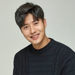 Shin Jung-yoon 飾演 Soo-hwan (voice)