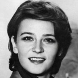 Elena Safonova 飾演 Volodia's mother