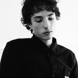 Léopold Kraus 飾演 Le fils de Gabrielle