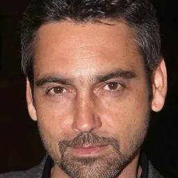 Arnaud Giovaninetti 飾演 Xavier