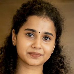 Prathana Nathan 飾演 Sowmya