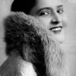 Hermine Sterler 飾演 Miss Hoffman