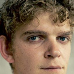 Angus Cooper - 海葵演員 飾演