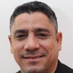 Marcos A. Gonzalez 飾演 Taxi Attendant