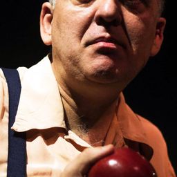 Jose Luis Arias 飾演 Casal