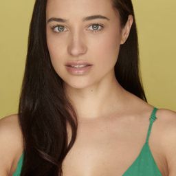 Tatum Miranda 飾演 Bella