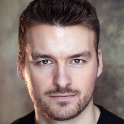 Matt Stokoe 飾演 Jensen Day