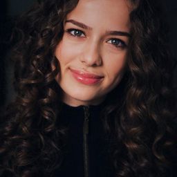 艾琳娜·恩金尼爾 飾演 Becky