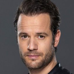 Miklós Bányai 飾演 Benson