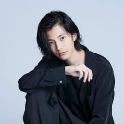 渡邊圭祐 飾演 Jin Hataura