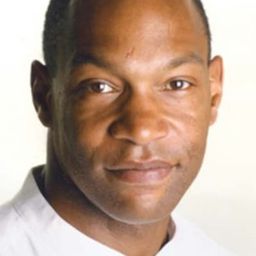 Vaughn Clements 飾演 Booking Sergeant