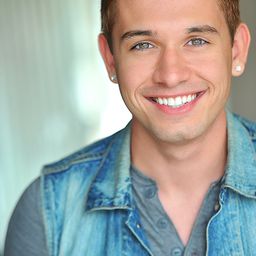 Grant Davis 飾演 Benjamin Bentley