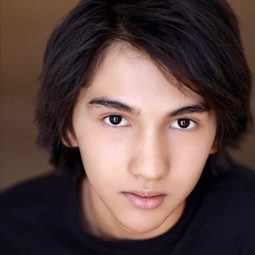 Julian Zane Chowdhury - 克勞斯：聖誕節的秘密演員 飾演Krum Boy (voice)