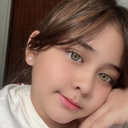 席亞拉·娜汀·布洛斯南 飾演 May Marais