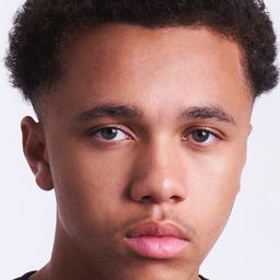 Jaeden Noel 飾演 Jason