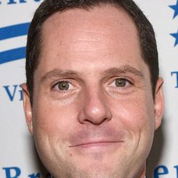 Alexander Chaplin 飾演 Terry