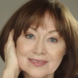 Nancy McDoniel 飾演 Lorraine G. Bay