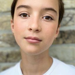 Elizabeth Atkinson 飾演 Sam