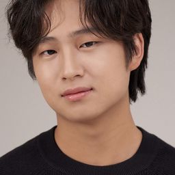 Ethan Hwang 飾演 Dong-hyun