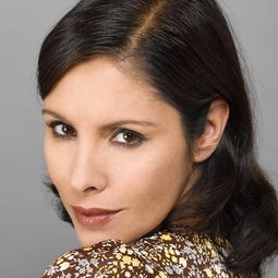 Valentina Vargas 飾演 Mariana Flores