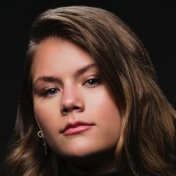 Lia McHugh 飾演 Sprite