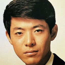 美川憲一 飾演 Singer