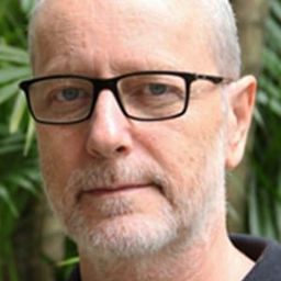 Hélio Ribeiro 飾演 Senador Afonso Narcos