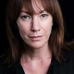 Tanya Franks 飾演 Barbara