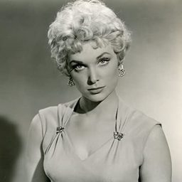 Roxanne Arlen 飾演 Mrs. Roberts