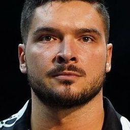 Julian Micevski 飾演 Ethan Page