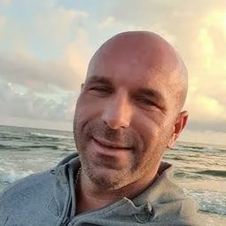 拉菲爾·愛華紐克 - 今時之慾演員 飾演Laura's bodyguard