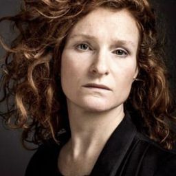 Julie Sicard 飾演 Lise