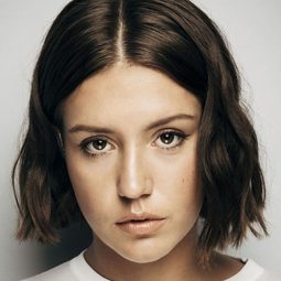 阿黛爾艾莎高波洛斯 - 鋼琴意外事件簿演員 飾演Magalie Moreau