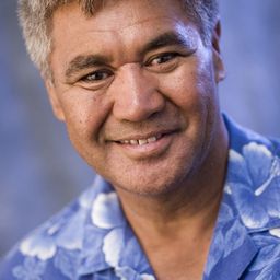 Rawiri Paratene 飾演 Priest