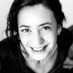 Adriana Ferrer 飾演 Agente de Empleos