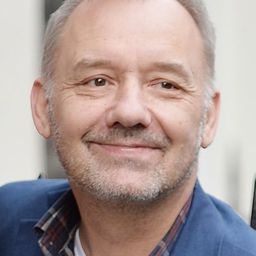 Bob Mortimer 飾演 Self - Presenter