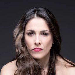 Erika Tankó 飾演 Júlia