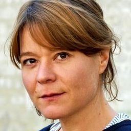 Julia Schmidt 飾演 Schneiderin