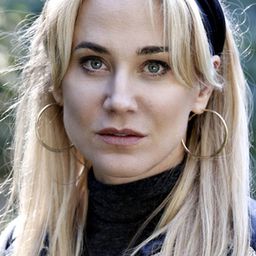 安雅朗沃克里斯 飾演 Helene