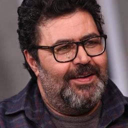 Farhad Aslani 飾演 Parviz