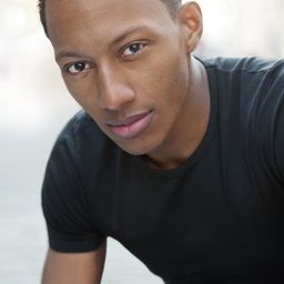 Brandon Gill - 出櫃培訓班演員 飾演Hugh