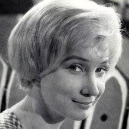 Carla Hagen 飾演 Wolfs Mutter